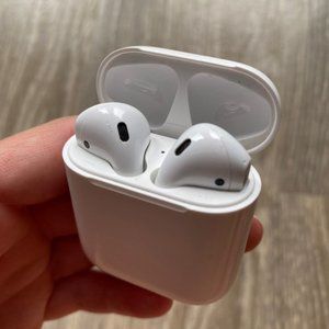 Apple Airpods w/ Case